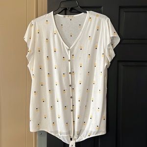 Pretty v-neck blouse like new. Front tie with pineapple print
